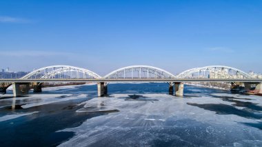 Ukrayna Kiev şehrin havadan görünümü. Dnieper Nehri köprüler ile. Darnitskiy Köprüsü