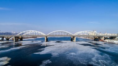 Ukrayna Kiev şehrin havadan görünümü. Dnieper Nehri köprüler ile. Darnitskiy Köprüsü