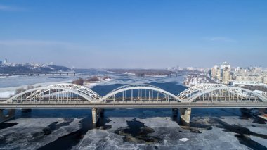 Ukrayna Kiev şehrin havadan görünümü. Dnieper Nehri köprüler ile. Darnitskiy Köprüsü