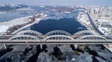 Ukrayna Kiev şehrin havadan görünümü. Dnieper Nehri köprüler ile. Darnitskiy Köprüsü
