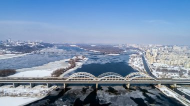 Ukrayna Kiev şehrin havadan görünümü. Dnieper Nehri köprüler ile. Darnitskiy Köprüsü