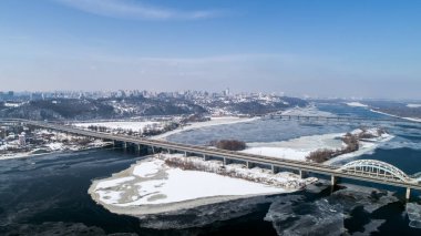 Ukrayna Kiev şehrin havadan görünümü. Dnieper Nehri köprüler ile. Darnitskiy Köprüsü