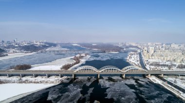 Ukrayna Kiev şehrin havadan görünümü. Dnieper Nehri köprüler ile. Darnitskiy Köprüsü