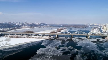 Ukrayna Kiev şehrin havadan görünümü. Dnieper Nehri köprüler ile. Darnitskiy Köprüsü