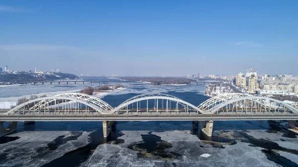 Vista aérea da cidade de Kiev, Ucrânia. Rio Dnieper com pontes. Ponte Darnitskiy — Fotografia de Stock