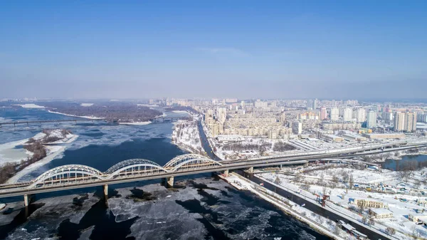 Vista aérea de la ciudad de Kiev, Ucrania. Río Dniéper con puentes. Puente Darnitskiy — Foto de Stock