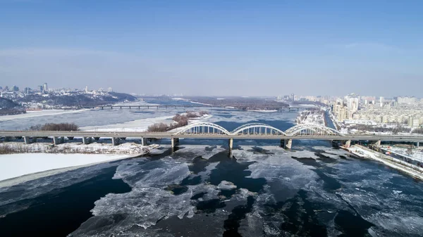 Ukrayna Kiev şehrin havadan görünümü. Dnieper Nehri köprüler ile. Darnitskiy Köprüsü