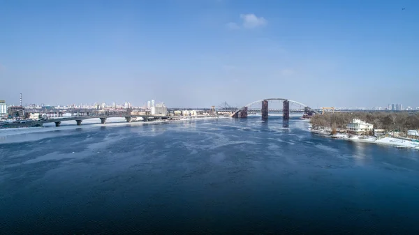 Rostig oavslutade bridge i Kiev, Ukraina. Kombinerade bil och tunnelbana bro under konstruktion. — Stockfoto