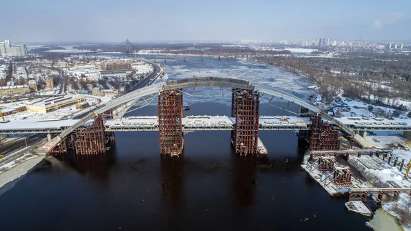 Rezavý nedokončený most v Kyjev, Ukrajina. Kombinovaný vůz a metra most ve výstavbě. — Stock fotografie