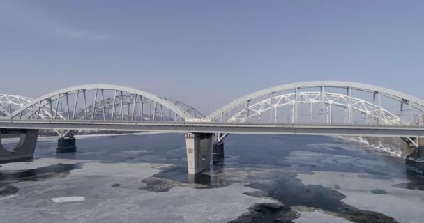 Luchtfoto van de stad Kiev, Oekraïne. Dnjepr met bruggen. Darnitskiy brug — Stockvideo