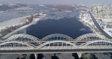 Ukrayna Kiev şehrin havadan görünümü. Dnieper Nehri köprüler ile. Darnitskiy Köprüsü