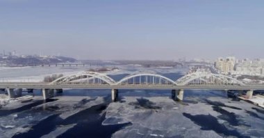 Ukrayna Kiev şehrin havadan görünümü. Dnieper Nehri köprüler ile. Darnitskiy Köprüsü