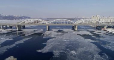 Ukrayna Kiev şehrin havadan görünümü. Dnieper Nehri köprüler ile. Darnitskiy Köprüsü