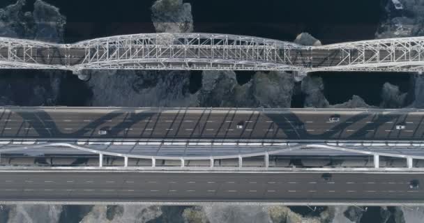 Widok z lotu ptaka na miasto Kijów, Ukraina. Dniepru z mostów. Most Darnitskiy — Wideo stockowe