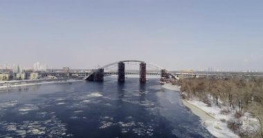Kiev, Ukrayna paslı bitmemiş köprü. Kombine araba ve metro Köprüsü yapım aşamasında.