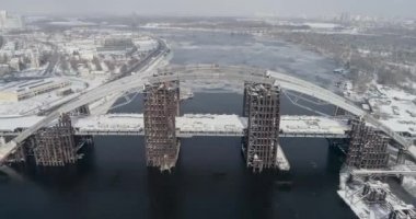 Kiev, Ukrayna paslı bitmemiş köprü. Kombine araba ve metro Köprüsü yapım aşamasında.