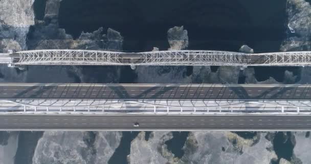 Luftaufnahme der Stadt Kiew, Ukraine. Dnjepr mit Brücken. Darnitskij-Brücke — Stockvideo