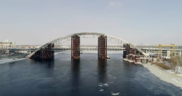 キエフ、ウクライナでさびた未完の橋。建設中の結合された車や地下鉄橋. — ストック動画