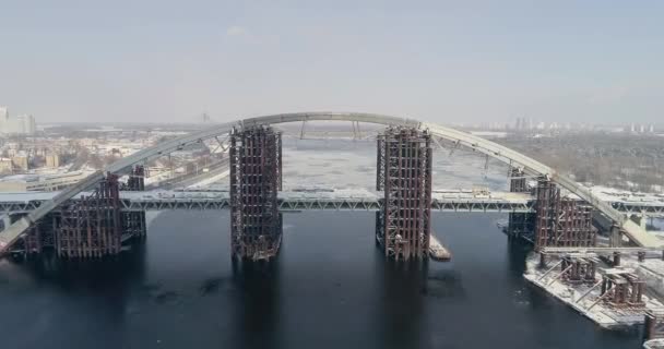 Ponte arrugginito incompiuto a Kiev, Ucraina. Ponte combinato auto e metropolitana in costruzione . — Video Stock