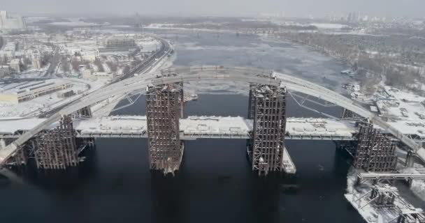 Ponte arrugginito incompiuto a Kiev, Ucraina. Ponte combinato auto e metropolitana in costruzione . — Video Stock