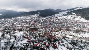 Karpat Dağları havadan görünümü kışın, Yaremche, Ukrayna.
