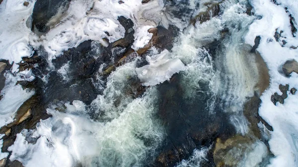 Вид на гірській річці, в Карпатах у зимовий період — стокове фото