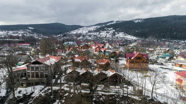 Karpat Dağları havadan görünümü kışın, Yaremche, Ukrayna. — Stok fotoğraf