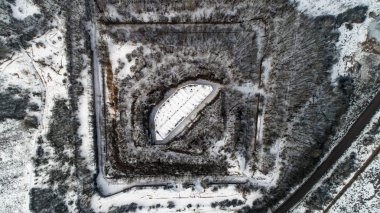 Kışın ormandaki güzel eski kale hava görünümünü. Tarakaniv Fort.