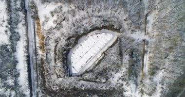 Kışın ormandaki güzel eski kale hava görünümünü. Tarakaniv Fort.