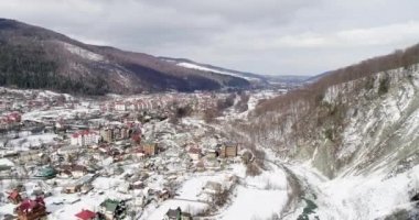 Karpat Dağları havadan görünümü kışın, Yaremche, Ukrayna.