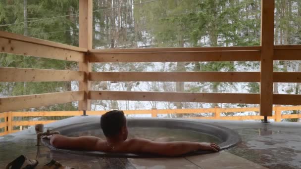 A couple is bathing in the cast iron vat with mineral water. — Stock Video