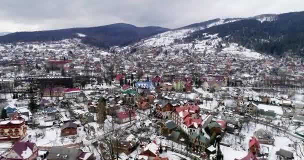 Αεροφωτογραφία του Καρπάθια Όρη το χειμώνα, στην Ουκρανία και τον προορισμό Γιαρέμτσε. — Αρχείο Βίντεο