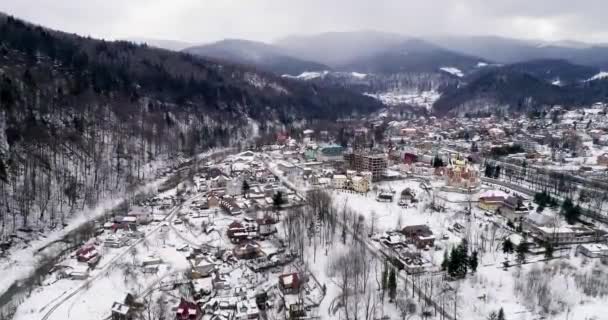 Widok z lotu ptaka Karpat w zimie, Jaremcze, Ukraina. — Wideo stockowe