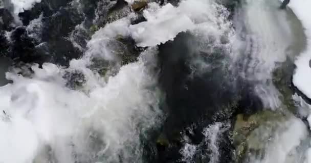 Il ghiaccio si scioglie - il fiume scorre. Veduta di un fiume di montagna nei Carpazi in inverno . — Video Stock