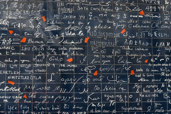 Aşk duvar. Paris duvar i love u büyük uluslararası dillerde yazılmış.