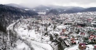 Karpat Dağları havadan görünümü kışın, Yaremche, Ukrayna.