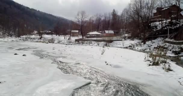 Vista aérea das montanhas dos Cárpatos no inverno, Yaremche, Ucrânia . — Vídeo de Stock