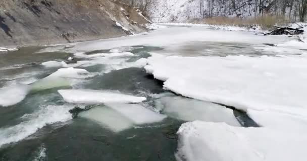 Vue aérienne de la fonte des glaces - la rivière coule. Vue d'une rivière de montagne dans les Carpates en hiver .