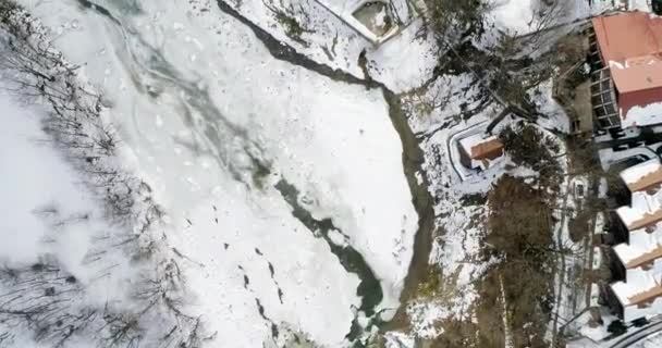 Воздушный вид и таяние льда - течет река. Вид на горную реку в Карпатах зимой. Вид сверху — стоковое видео