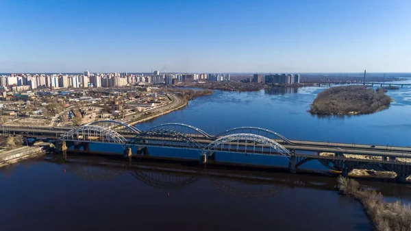 Vista aérea de la ciudad de Kiev, Ucrania. Río Dniéper con puentes. Puente Darnitskiy — Foto de Stock