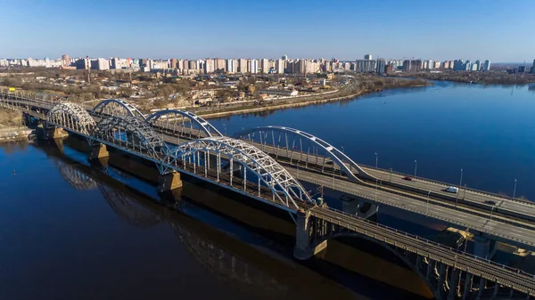 Vista aérea de la ciudad de Kiev, Ucrania. Río Dniéper con puentes. Puente Darnitskiy —  Fotos de Stock