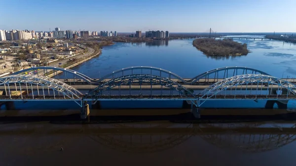 Vista aérea de la ciudad de Kiev, Ucrania. Río Dniéper con puentes. Puente Darnitskiy — Foto de Stock