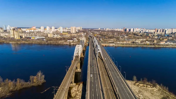 Vista aérea de la ciudad de Kiev, Ucrania. Río Dniéper con puentes. Puente Darnitskiy — Foto de Stock