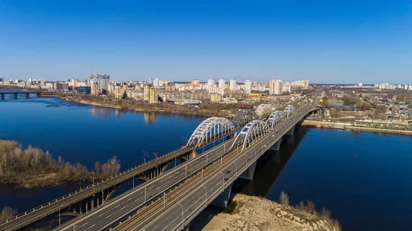 Vista aérea de la ciudad de Kiev, Ucrania. Río Dniéper con puentes. Puente Darnitskiy — Foto de Stock