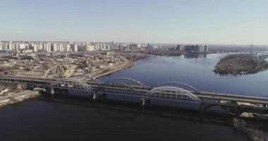 Köprüde havadan görünümü şehir trafik. Darnitskiy Köprüsü, Kiev, Ukrayna