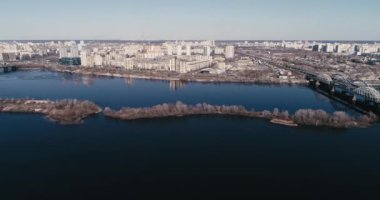 Kiev, Ukrayna - 07 Nisan 2018: Havadan görünümü Dnieper Nehri Köprüsü ile. Darnitskiy Köprüsü.