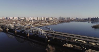 Köprüde havadan görünümü şehir trafik. Darnitskiy Köprüsü, Kiev, Ukrayna
