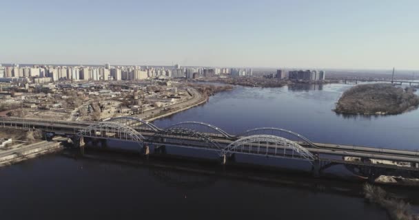 Widok z lotu ptaka ruchu na moście. Darnitskiy bridge, Kijów, Ukraina — Wideo stockowe