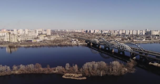 Kiev, Ucrania - 07 de abril de 2018: Vista aérea del río Dniéper con puente. Puente Darnitskiy . — Vídeo de stock