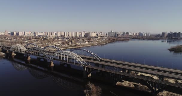 Vista aérea do tráfego da cidade na ponte. Darnitskiy bridge, Kiev, Ucrânia — Vídeo de Stock